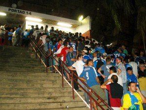 Torcida do Cruzeiro sofre para entrar no Mineirão