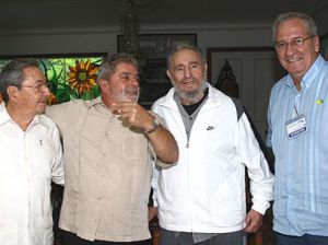 Presidente do Brasil e ex-Presidente de Cuba durante encontro em Havana. Fidel já posa com equipamentos da multinacional estadunidense (redebomdia.com.br)