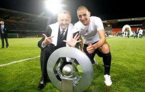 J.M.Aulas, presidente do Lyon, com Karim Benzema, a comemorarem o heptacampeonato francês consecutivo do clube (www.karim-benzema.net)