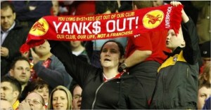 Torcedores do Liverpool contra a gestão do clube, executada por Estadunidenses (Tim Hales/AP)