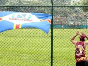 Torcedor do Votoraty, clube que, por problemas financeiros, desistiu de disputar o Paulista 2011. Foto: Gilson Hanashiro, Agência Bom Dia