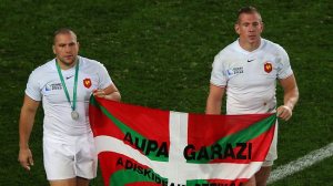 Barcella e Harinordoquy carregam bandeira Basca após a final do Mundial de Rúgbi de 2011, quando a França perdeu para a Nova Zelândia